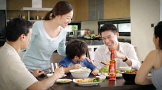 6 điều cần dạy con trong bữa ăn trước khi quá muộn, lớn lên bé sẽ cảm ơn cha mẹ không hết
