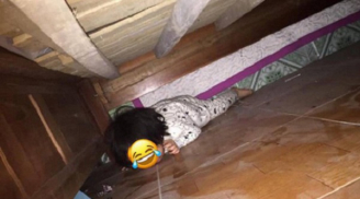 Hốt hoảng tưởng con gái nhỏ bị bắt cóc, mẹ trẻ tìm kiếm thì phát hiện con đang làm điều này dưới gầm giường