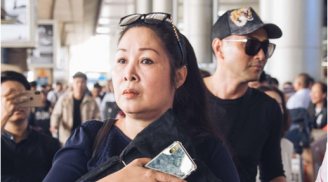 NSND Hồng Vân bật khóc ôm di ảnh cố nghệ sĩ Anh Vũ tại sân bay