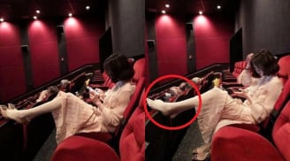 Cô gái mặc váy nhưng thản nhiên gác chân lên ghế trong rạp chiếu phim khiến bao người 'nhức mắt'