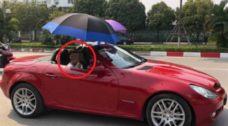 Đi xe Mercedes mui trần sang chảnh nhưng 2 thanh niên lại làm hành động này khiến mọi người 'tròn mắt'