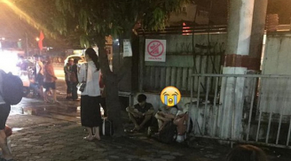 Xót xa hình ảnh 2 sinh viên ngồi gục mặt trong góc tường giữa đêm vì không bắt được xe về quê nghỉ lễ