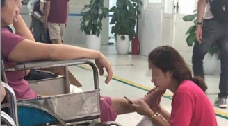 Con gái ngồi bệt xuống sàn, ôm chân mẹ suốt 2 tiếng trong bệnh viện 'gây sốt' cộng đồng mạng