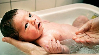 4 sai lầm khi tắm cho trẻ sơ sinh mà các bà mẹ Việt thường mắc phải, bỏ ngay trước khi quá muộn