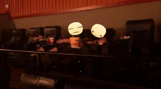 Hai thanh niên rủ nhau vào rạp chiếu phim rồi bất ngờ làm điều này khiến cả rạp sững sờ