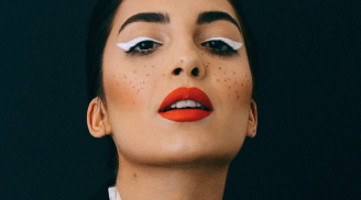 Chỉ cần biến hóa với một đường eyeliner màu trắng thật mảnh bạn đã có đôi mắt đẹp mê hồn