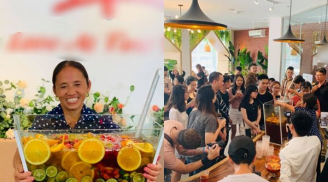 Bà Tân Vlog bất ngờ xuất hiện ở Hà Nội trổ tài làm bình trà trái cây to nhất Việt Nam