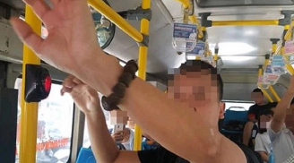 Trên xe buýt đông người, nhưng gã thanh niên lại làm hành động này sau lưng nữ sinh khiến ai nấy đều phẫn nộ