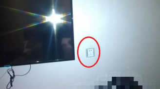 Vào khách sạn thuê phòng nghỉ, cặp đôi bất ngờ phát hiện ra thứ không ngờ trong ổ cắm điện