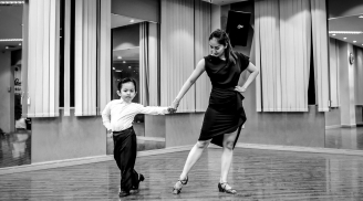 Con trai Khánh Thi – Phan Hiển “soán ngôi” bố mẹ vì 4 tuổi đã nhảy được 5 điệu Latin