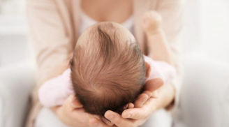Trẻ sơ sinh bị rụng tóc: Mẹ nắm những dấu hiệu này để phòng tránh bệnh nguy hiểm cho con