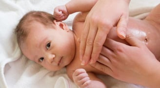 Nhận biết trẻ sơ sinh bị sôi bụng qua đặc điểm phân của trẻ cha mẹ nên lưu ý
