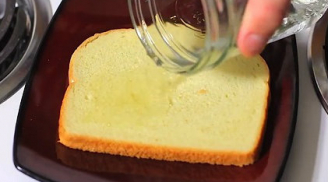 Đổ giấm lên miếng bánh mỳ: Đừng vì tiếc của mà không làm, bạn sẽ bất ngờ khi thấy điều kì diệu này