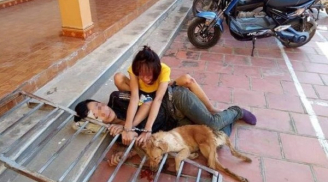 Đôi tình nhân rủ nhau đi trộm chó bị người dân bắt giữ rồi xích cùng tang vật trước hiên nhà