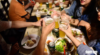 Ăn hải sản uống bia rượu là dại: Sai lầm khiến cả nhà tiền mất tật mang