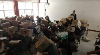 Thầy giáo bắt học sinh đội thùng giấy để làm bài thi gây tranh cãi gay gắt
