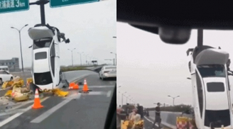 Cô gái lái ô tô đâm vào cột biển báo khiến chiếc xe dựng đứng giữa đường