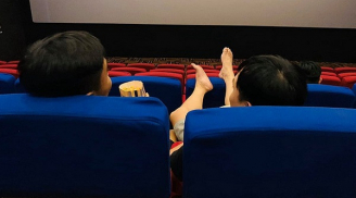 Thản nhiên gác cả 2 chân lên ghế trong rạp phim, người đàn ông gặp cái kết 'đắng ngắt'