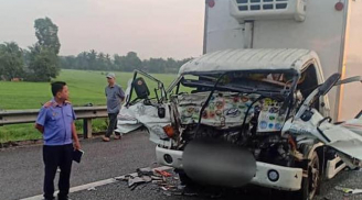 Xe tải vỡ nát sau khi va chạm trên cao tốc, 2 cha con tử vong
