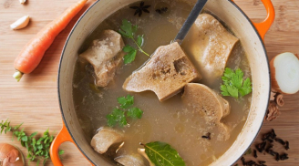 Trước khi hầm, chỉ cần ngâm xương trong nước này đảm bảo nước trong veo, ngọt lịm