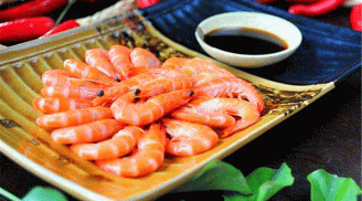 Luộc tôm với nước là sai, làm theo cách này tôm vừa đỏ hồng vừa thơm ngon đúng chuẩn