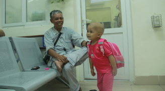Bé gái ung thư 3 tuổi đeo cặp sách đi quanh bệnh viện mỗi ngày vì muốn đến trường