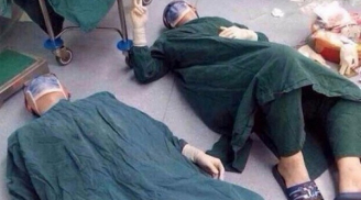 Hai bác sĩ nằm ra sàn vì kiệt sức sau 32 tiếng căng thẳng phẫu thuật cho bệnh nhân khiến ai cũng cay mắt