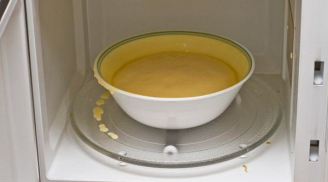 Hiệp hội Nhi khoa Mỹ cảnh báo: Nếu cha mẹ vẫn hâm nóng sữa bằng cách này, có nghĩa là hại con