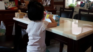 Cảnh báo: Bé gái mới 3 tuổi đã cận tới 2 độ vì bà làm điều này khi cho cháu ăn