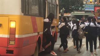 Video: 111 học sinh chen chúc trên xe buýt 60 chỗ đến trường