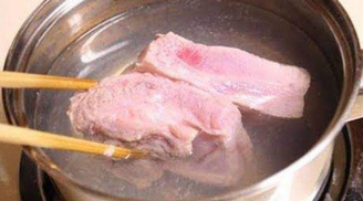 4 sai lầm ai cũng mắc phải khi luộc thịt lợn khiến độc tố ngấm vào trong, chất bổ trôi ra ngoài
