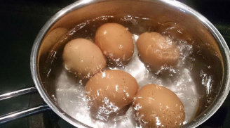 Luộc trứng bằng nước nóng hay nước lạnh mới đúng? Đơn giản nhưng làm sai khiến đồ ăn nhiễm khuẩn, mất chất