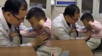 Bé trai đi khám bệnh nhưng nhất quyết đeo ống nghe để khám cho bác sĩ làm ai cũng phải chú ý