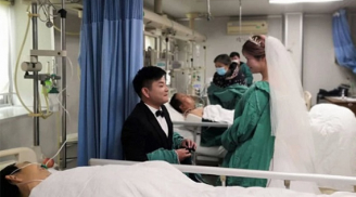 Cặp đôi ôm hoa rồi tổ chức đám cưới trong phòng bệnh và sự thật cay mắt phía sau