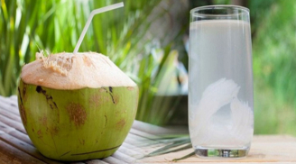 6 sai lầm nguy hiểm khi uống nước dừa mà nhiều người không biết, đặc biệt là điều số 3