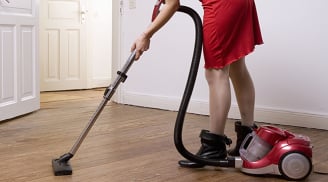 Cách lau sàn gỗ sáng loáng đón Tết, ai cũng tưởng gỗ mới