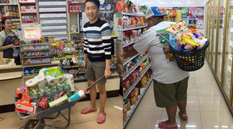 Thái Lan cấm sử dụng túi nilon, người dân hài hước mang xe cút kít, vali đi chợ
