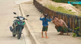 Ông bố dừng xe, chụp ảnh cho con gái nhỏ ở ven đường khiến bao người không khỏi rưng rưng