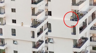 Bé gái trèo ra cửa sổ, chạy trên gờ tường chung cư cao tầng khiến người xem 'thót tim'