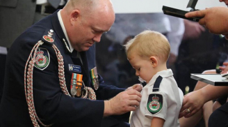 Cậu bé 19 tháng tuổi còn ngậm ti giả lên nhận huy chương thay người cha hy sinh trong thảm họa cháy rừng