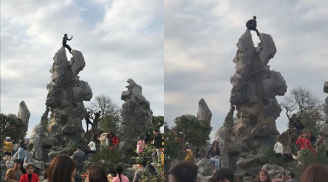 Đi lễ đầu năm, thanh niên trèo lên tận đỉnh tảng đá ở chùa để chụp ảnh 'sống ảo'