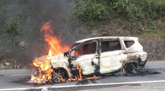 2 người tử vong trong chiếc ô tô bốc cháy dữ dội giữa đường