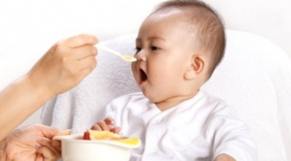 Những cách cho con ăn dặm mẹ tưởng bổ nhưng chuyên gia dinh dưỡng 'lắc đầu'