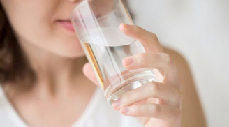 3 thói quen uống nước nhiều người mắc phải, không chỉ hại thận mà còn khiến tim suy yếu
