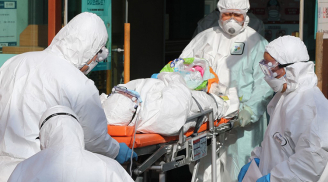 Cô gái nhiễm virus corona nhổ nước bọt vào mặt nhân viên y tế khi bị đưa đi cách ly