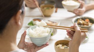 Sai lầm khi ăn cơm cực hại sức khỏe, hầu hết người Việt đều mắc