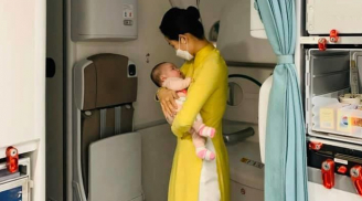 Xúc động trước hình ảnh nữ tiếp viên hàng không tận tình ẵm bé 2 tháng tuổi xa mẹ về Việt Nam tránh dịch