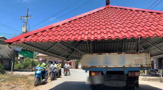 Xe tải chở cả mái nhà bằng tôn chắn hết lòng đường khiến mọi người không khỏi kinh ngạc