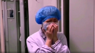 Nữ y tá xúc động bật khóc nức nở khi bệnh nhân được chữa khỏi Covid-19 cúi đầu chào tạm biệt
