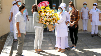 Bệnh nhân 'siêu lây nhiễm' số 34 khỏi bệnh, tặng hoa tri ân y, bác sĩ trước khi ra viện